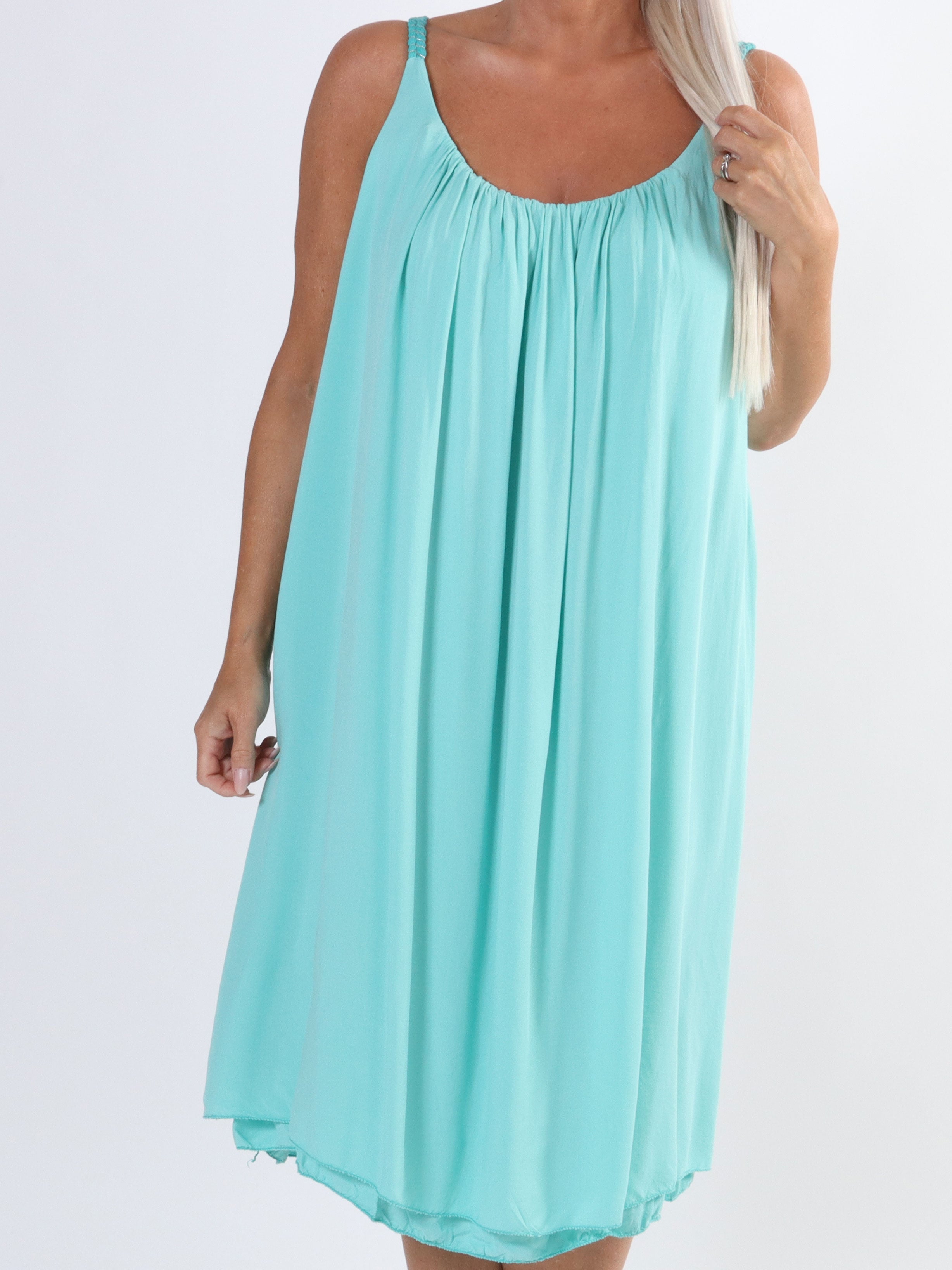 Asia Dress - Söt viskosklänning i plus size med flätade axelband